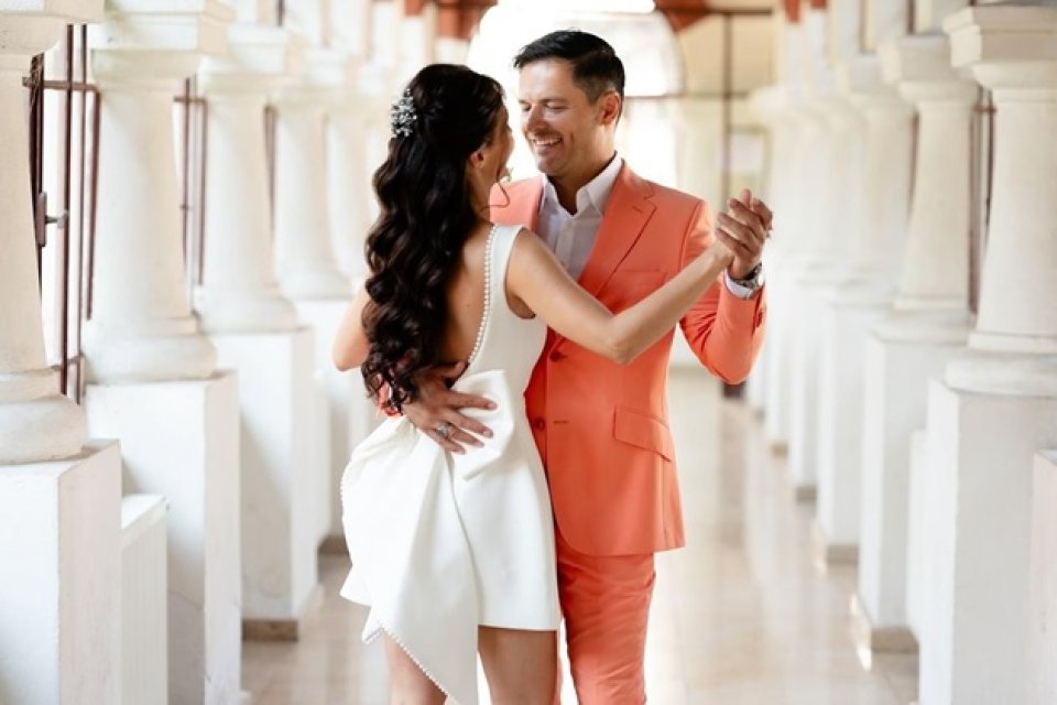 Liviu Vârciu a purtat un costum portocaliu la starea civilă