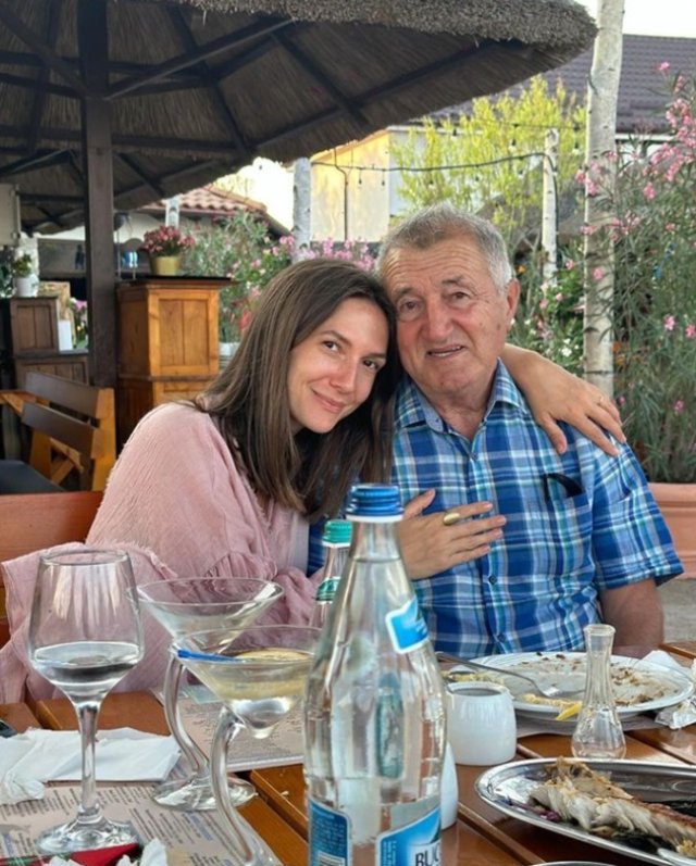 Adela Popescu a mers în vacanță cu părinții și copiii, de ziua tatălui ei