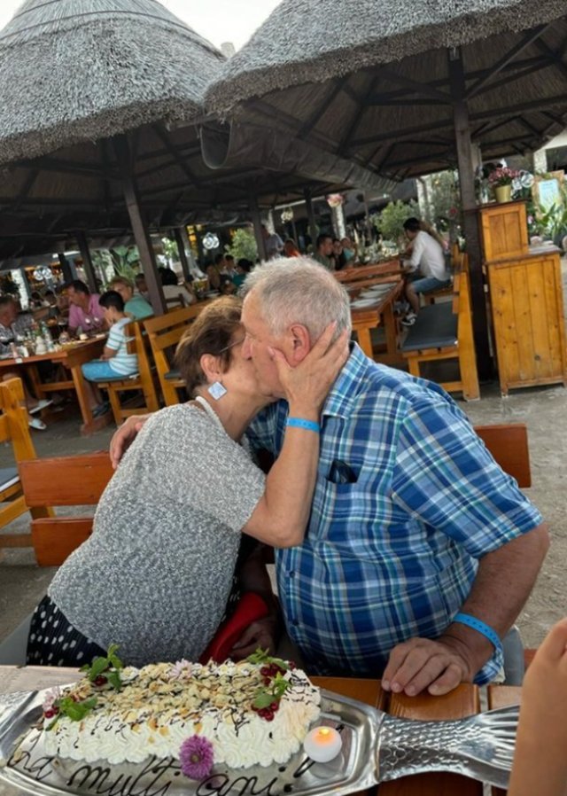 Tatăl Adelei Popescu și-a primit tortul de ziua lui pe un platou în formă de pește