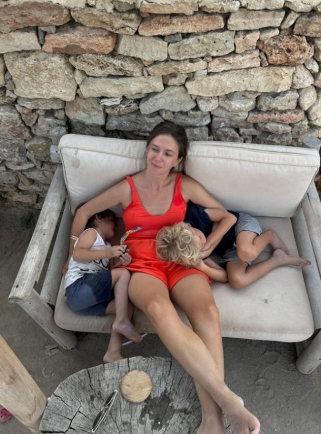 Adela Popescu a fost în vacanță, la mare, cu băieții ei și cu părinții