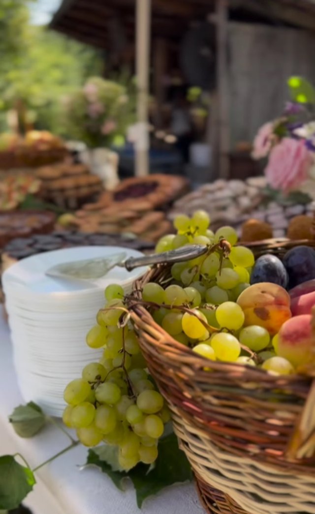 La botezul Aidei, mesele au fost decorate cu fructe de vară și toamnă