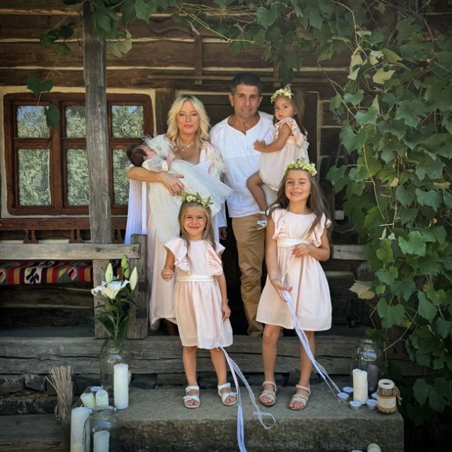Laura Cosoi și-a îmbrăcat fiicele în rochii identice la botezul Aidei