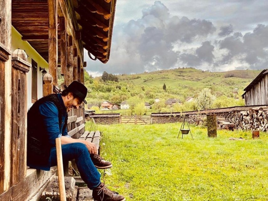 Nicolai Tand închiriază casa din Maramureș în regim Aribnb