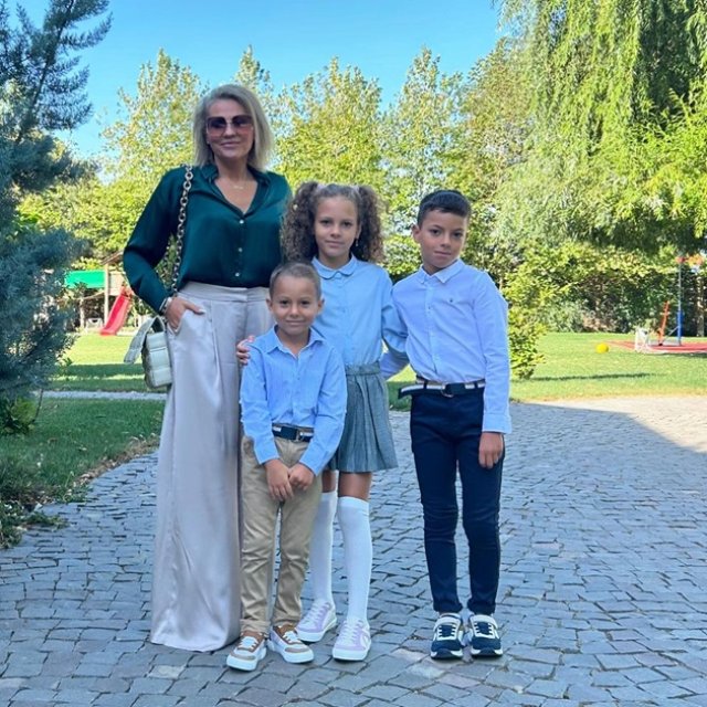 Cum s-a îmbrăcat Mirela Vaida în prima zi de școală a copiilor săi