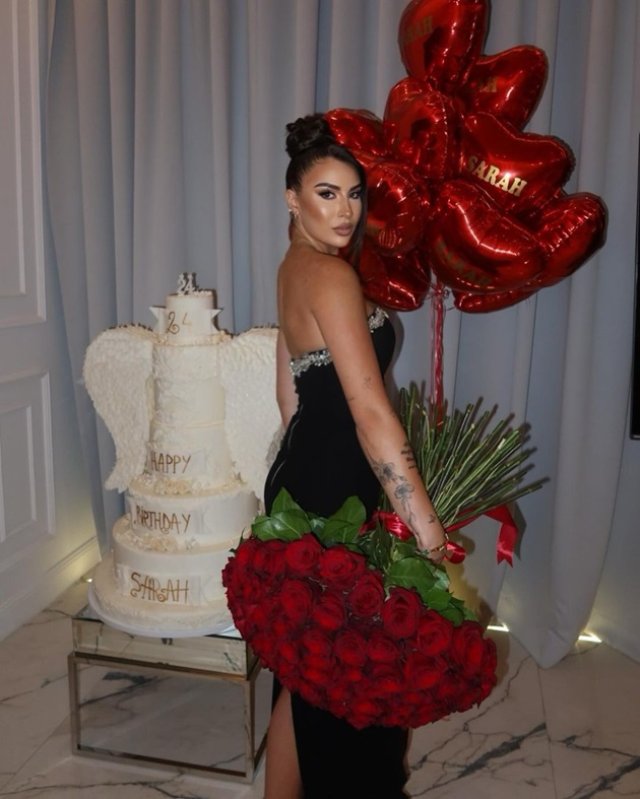 Anamaria Prodan i-a oferit fiicei sale un buchet uriaș de trandafiri de ziua ei