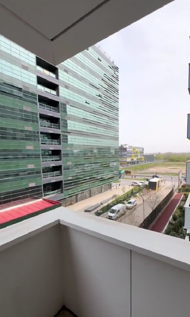 Apartamentul Andreei Tonciu din zona de lux a Capitalei are balcon deschis
