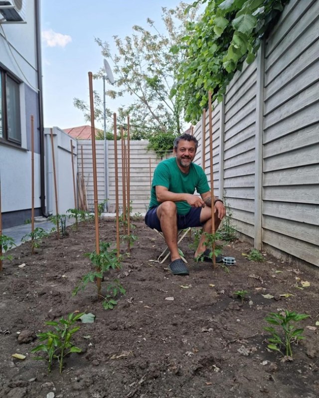 Sorin Bontea are în grădină un loc în care plantează roșii și alte legume