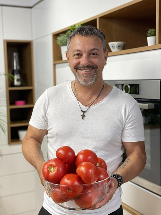 Sorin Bontea Gătește în bucătăria sa cu roșii din propria grădină