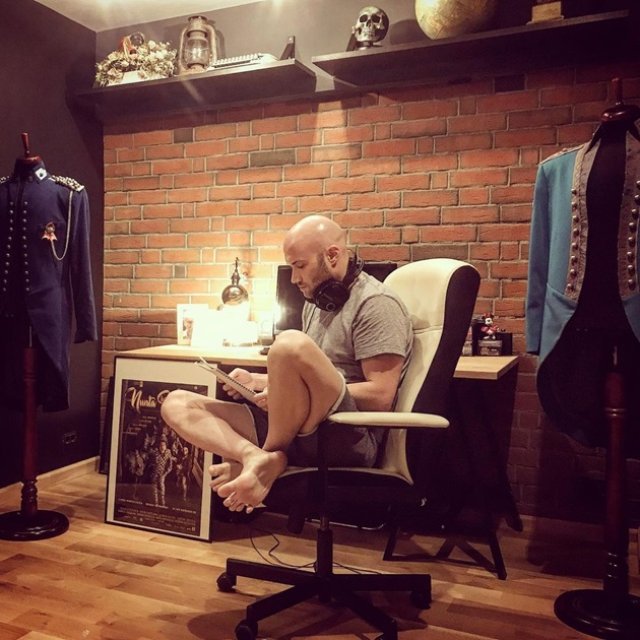 Mihai Bendeac are un colț de creație în apartament