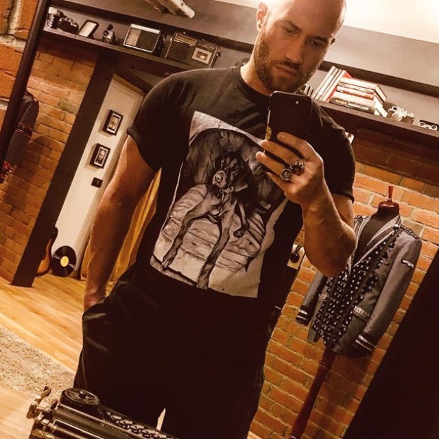 Mihai Bendeac are în living două costume puse pe manechine