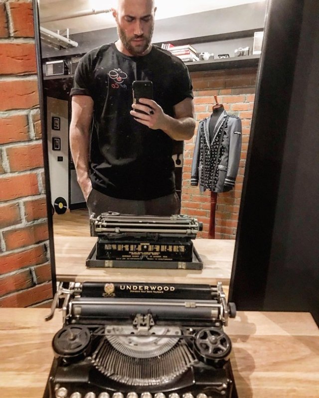 Mihai Bendeac are mașini de scris în apartamentul său