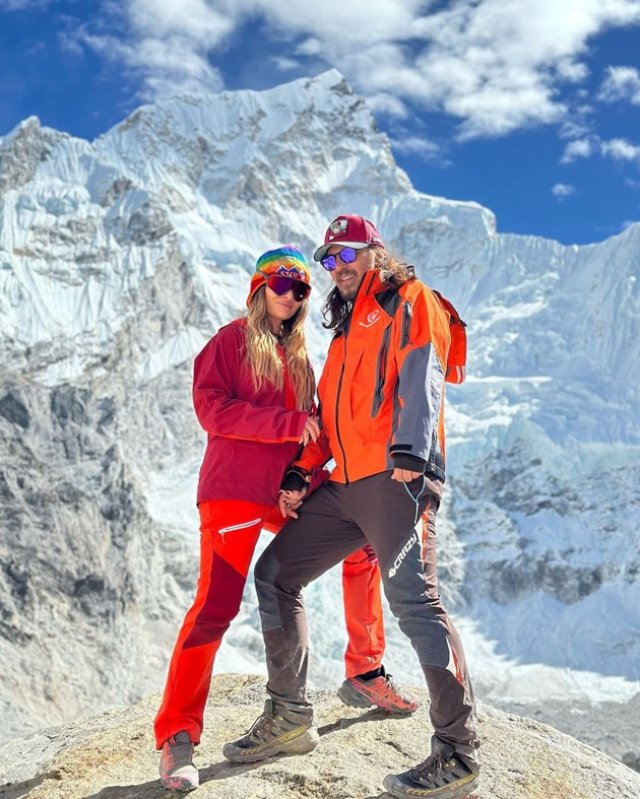 Soțul Deliei, Răzvan Munteanu, este alături de ea în toate aventurile montane