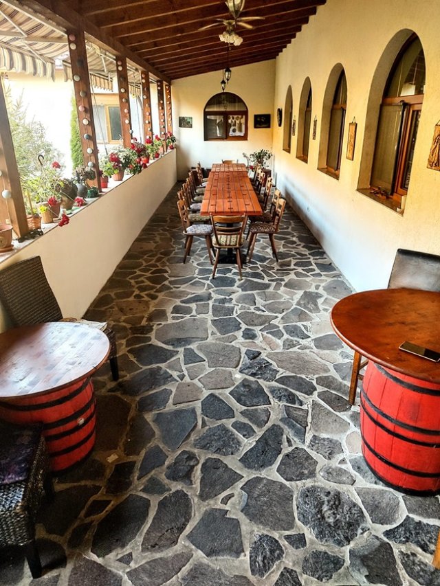 Conacul Monicăi Anghel din județul Argeș are o terasă spațioasă