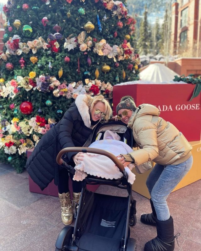Rebel Wilson și Ramona Agruma își cresc fiica împreună