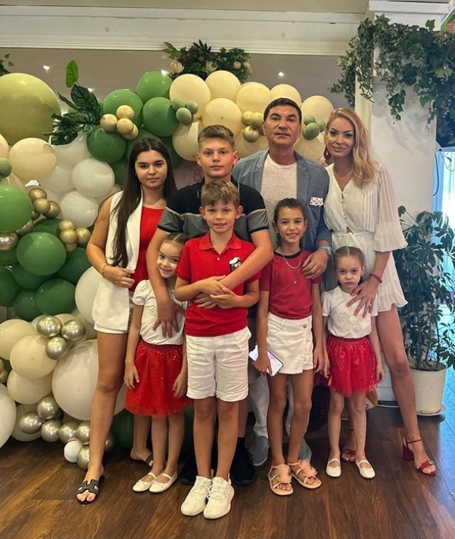 Valentina Pelinel și Cristi Borcea formează o familie numeroasă alături de ceilalți copii ai afaceristului