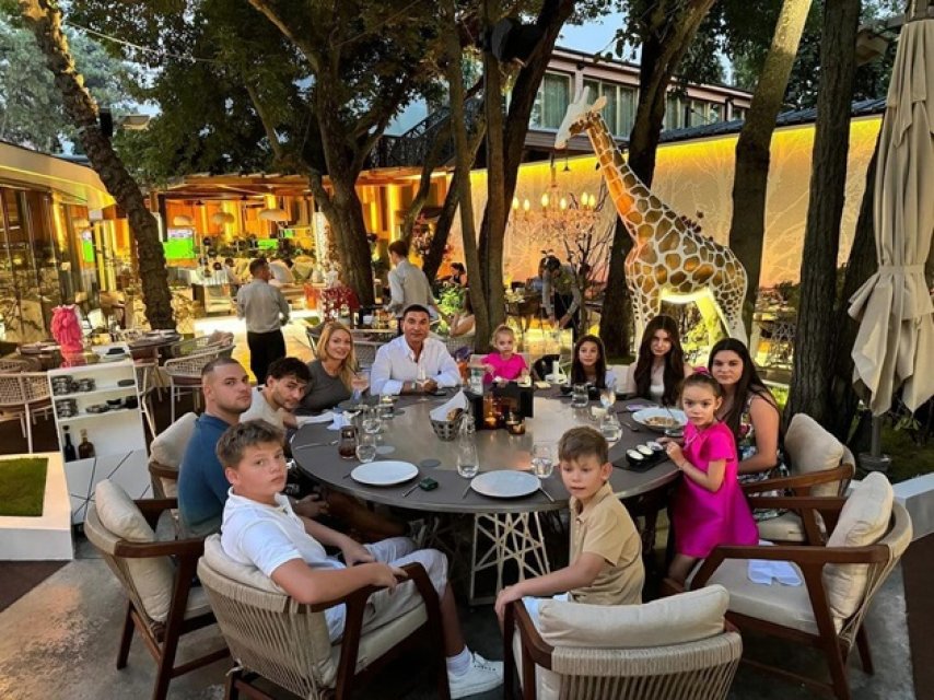 Valentina Pelinel și Cristi Borcea fac des reuniuni de familie