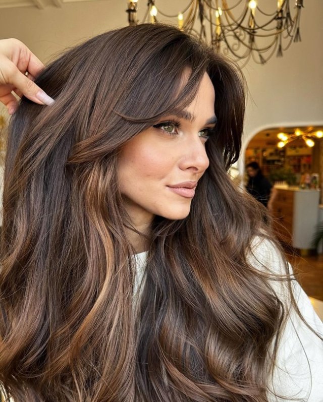 Theo Rose a făcut o schimbare de look spectaculoasă, s-a lăsat pe mâna unui hairstylist