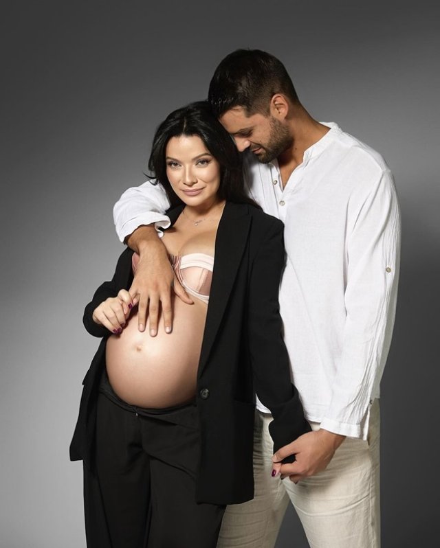 Anca Dinicu a făcut o ședință foto de maternitate cu tatăl copilului ei, care este fost baschetbalist