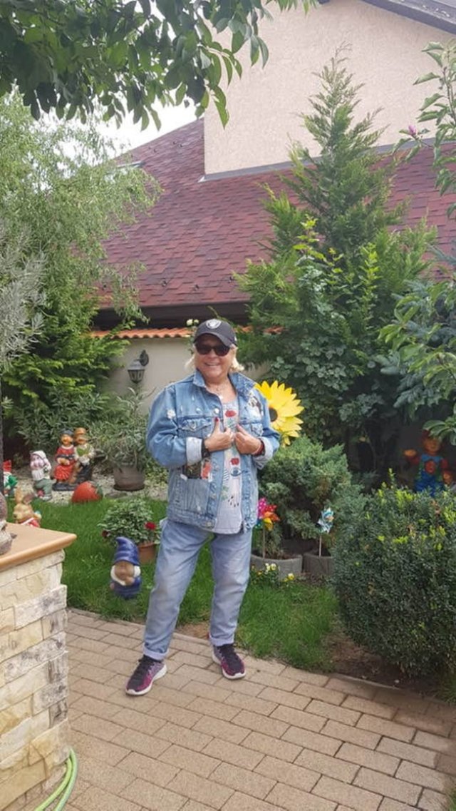 Mirabela Dauer are grădina plină cu flori și plante ornamentale