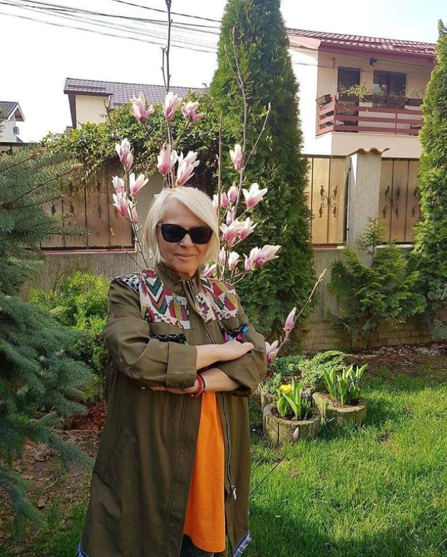 Mirabela Dauer se relaxează în curtea ei cu miresme îmbietoare