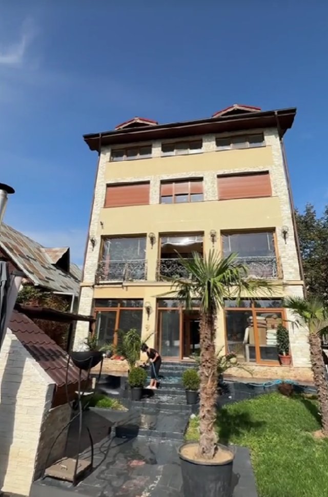 Anamaria Prodan locuiește într-o vilă de lux care arată ca un bloc