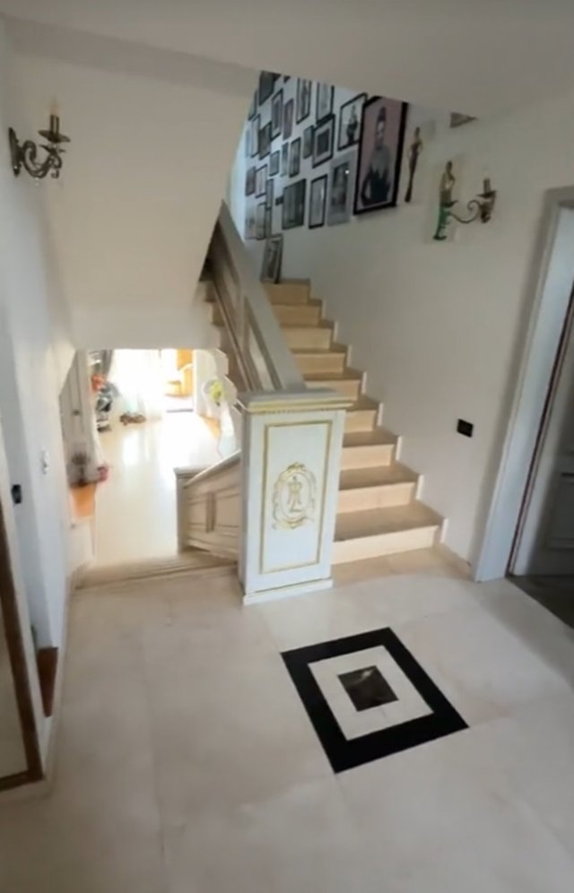 Anamaria Prodan locuiește într-o vilă de lux, în Snagov, alături de cei trei copii