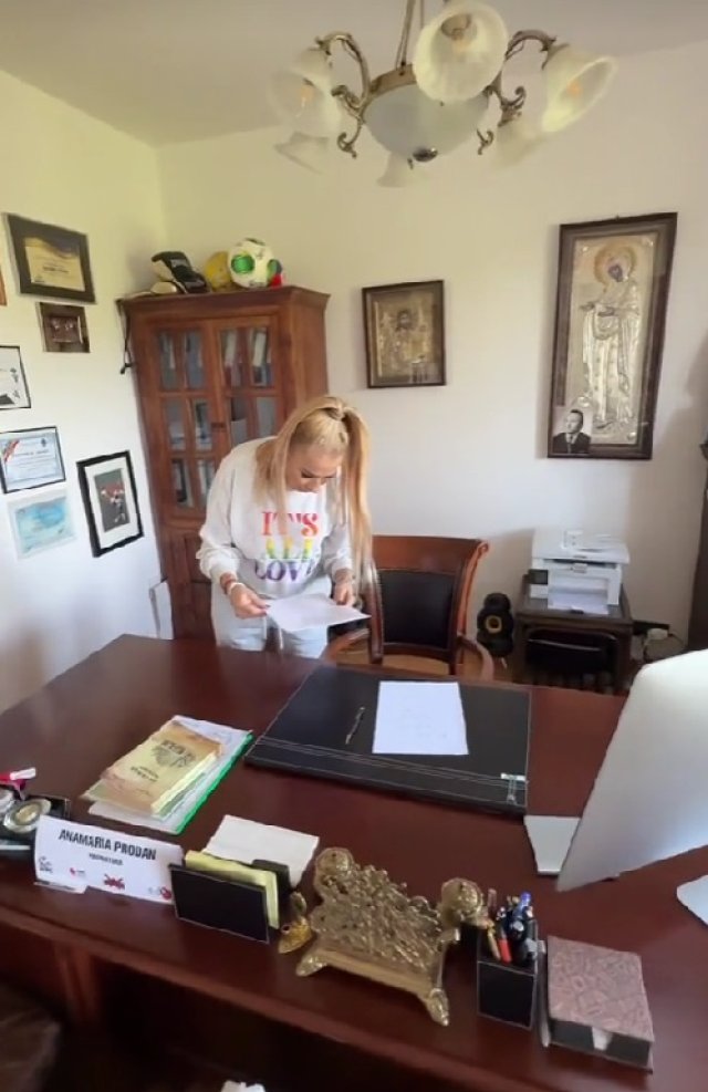 Anamaria Prodan locuiește într-o vilă de lux, în Snagov, și are un birou imens