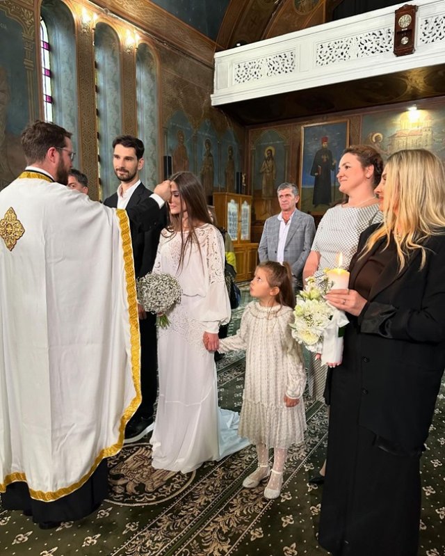 Smaranda, fetița lui Codin Maticiuc, a ținut-o de mână pe Theo Rose, în biserica, la nunta ei