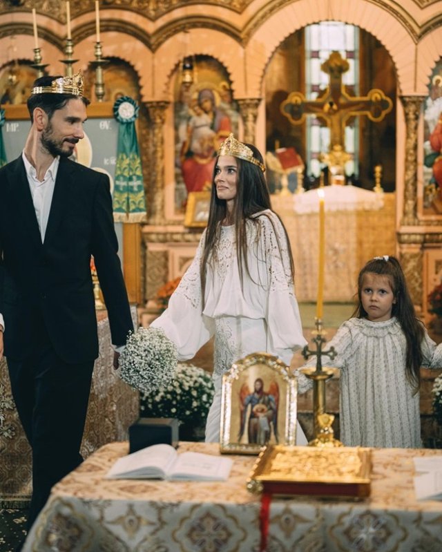 Smaranda, fetița lui Codin Maticiuc a ascultat cu atenție slujba de nuntă a lui Theo Rose