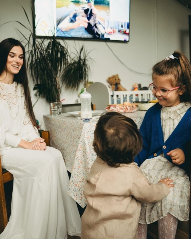 Smaranda, fetița lui Codin Maticiuc, s-a jucat cu băiețelul lui Theo Rose la nunta acesteia