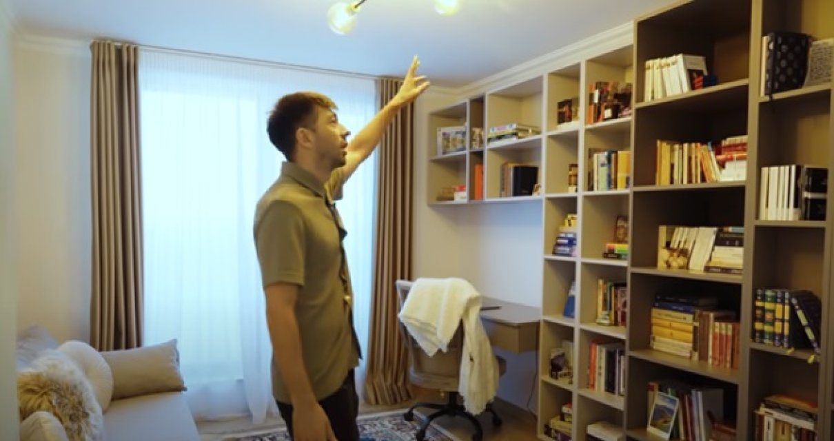 Mircea Bravo are și o bibliotecă în vila de lux din Cluj