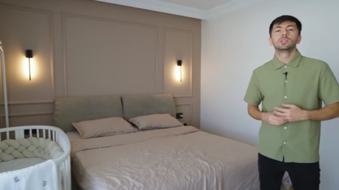 Mircea Bravo și soția dorm cu fetița lor în dormitorul matrimonial al vilei de lux în care locuiesc