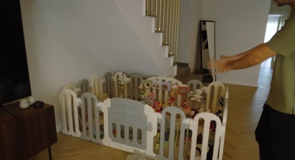 Mircea Bravo are un țarc de jucării în livingul vilei sale de lux din Cluj