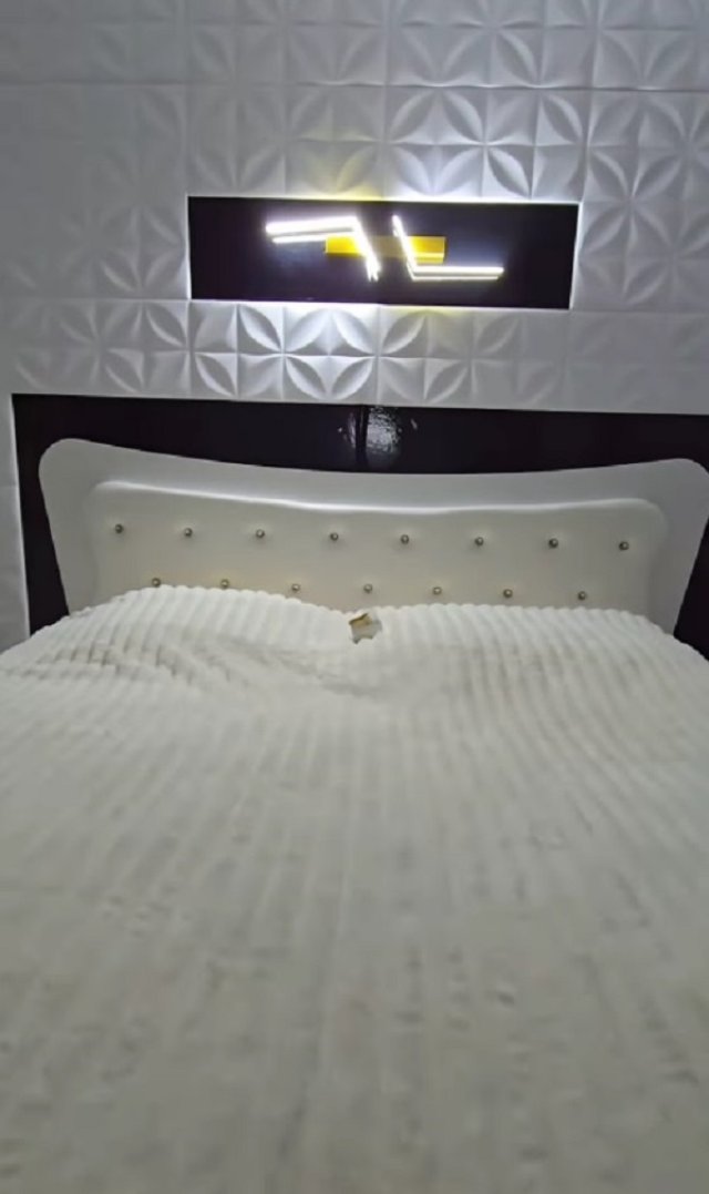 Imagini din dormitorul renovat al lui Dinu Maxer. El și viitoarea lui soție au creat un „design unic" cu lumini