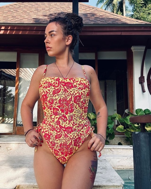 Misha, fosta soție a lui Connect-R, ședință foto "interzis minorilor" pe marginea piscinei