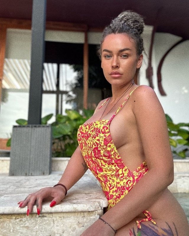 Misha, fosta soție a lui Connect-R, ședință foto "interzis minorilor" în costum de baie