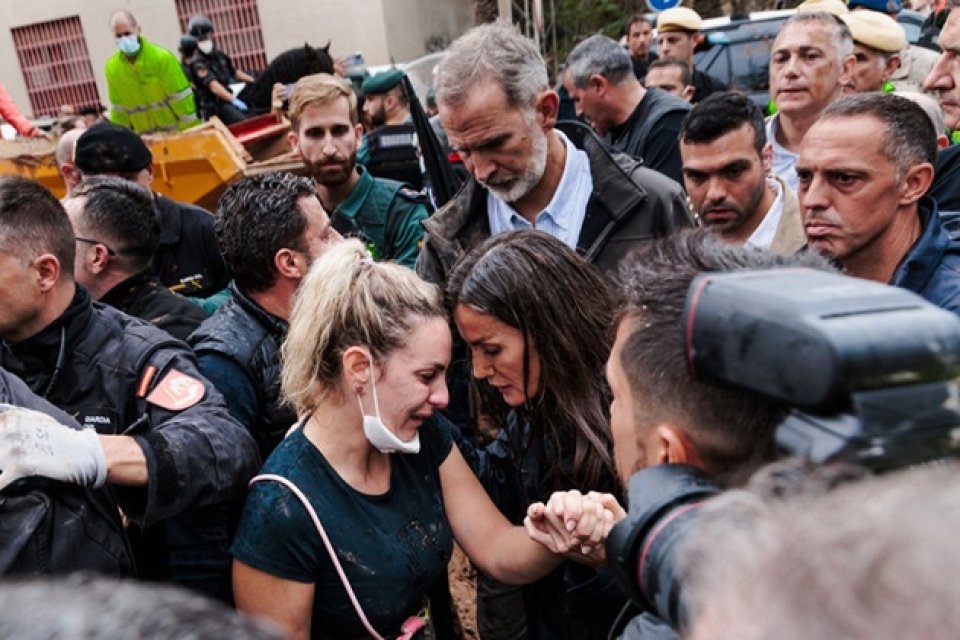 Regina Letizia și regele Felipe au fost huiduiți de oamenii revoltați pentru cele întâmplate