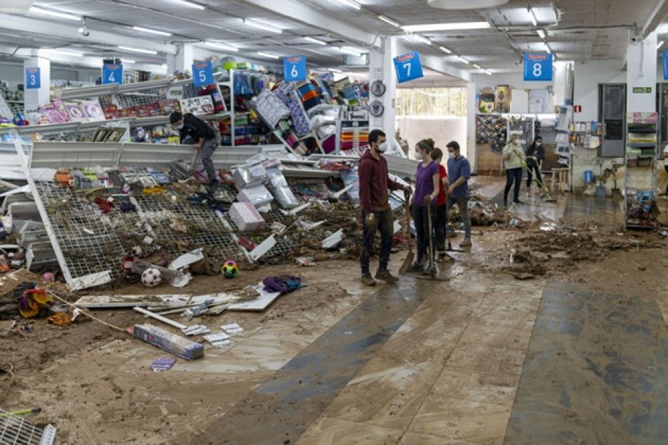 Localnicii din Valencia cred că autoritățile puteau gestiona altfel situația creată de inundațiile devastatoare