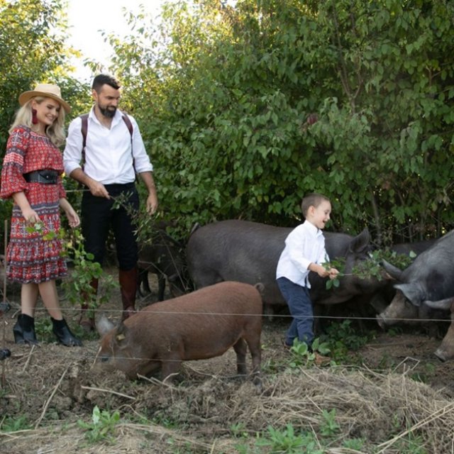 Tenorul Vlad Miriță are o fermă de animale și vinde carne de porc și de pasăre