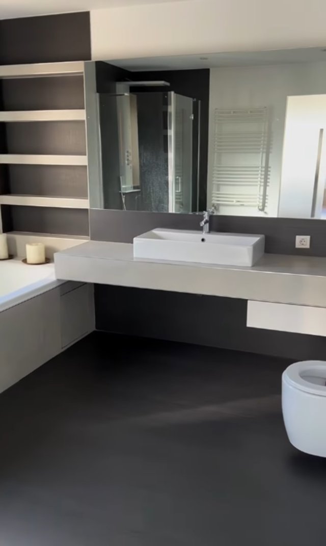 Elwira și Mihai Petre și-au luat casă nouă, au o baie spațioasă