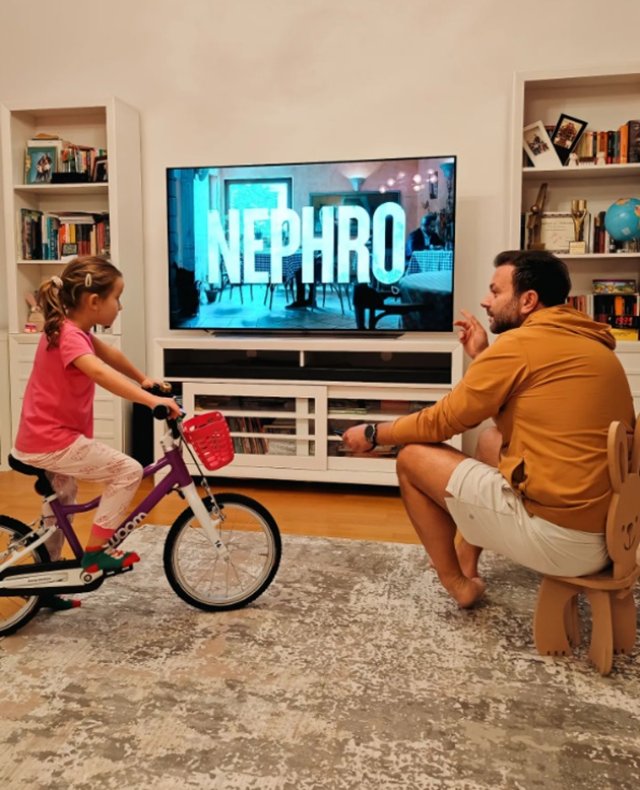 Mihai Morar are un apartament cu patru camere, iar în living are un televizor mare