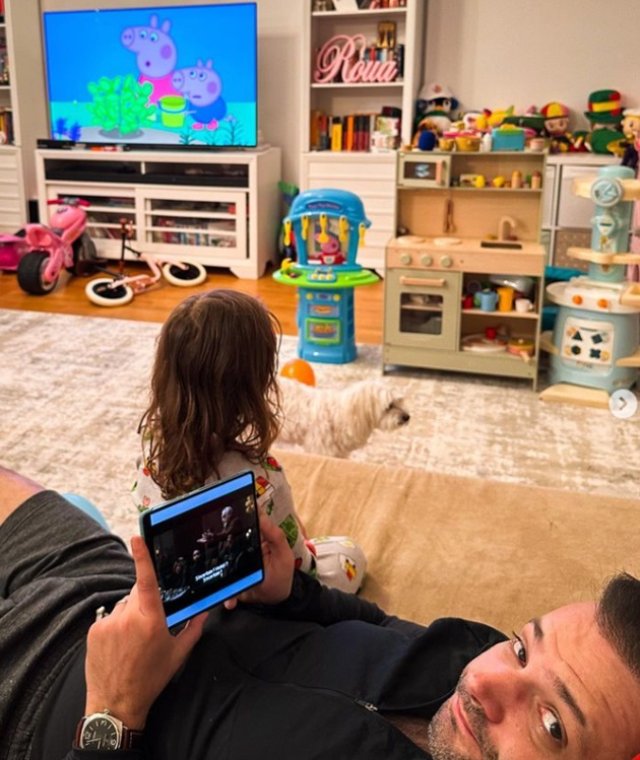 Mihai Morar are un apartament cu patru camere, iar în living a amenajat un loc de joacă pentru fata cea mică