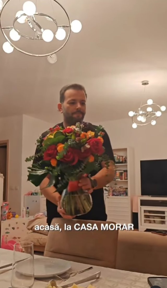 Mihai Morar are un apartament cu patru camere și toată familia se strânge în living pentru a lua masa
