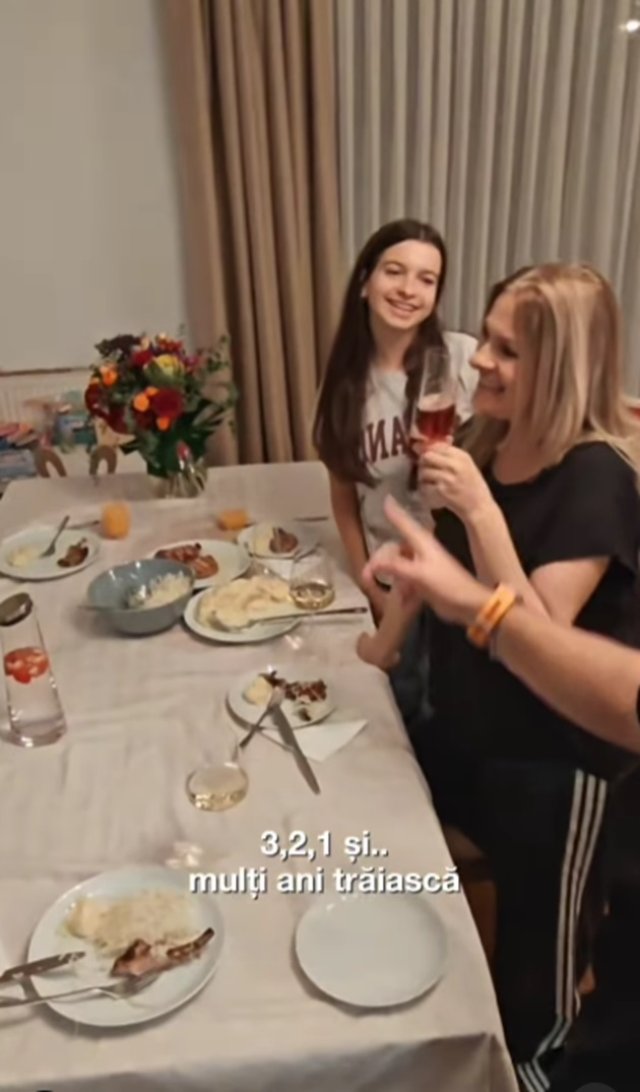 Mihai Morar are un apartament cu patru camere, iar întreaga familie serbează momentele speciale în living