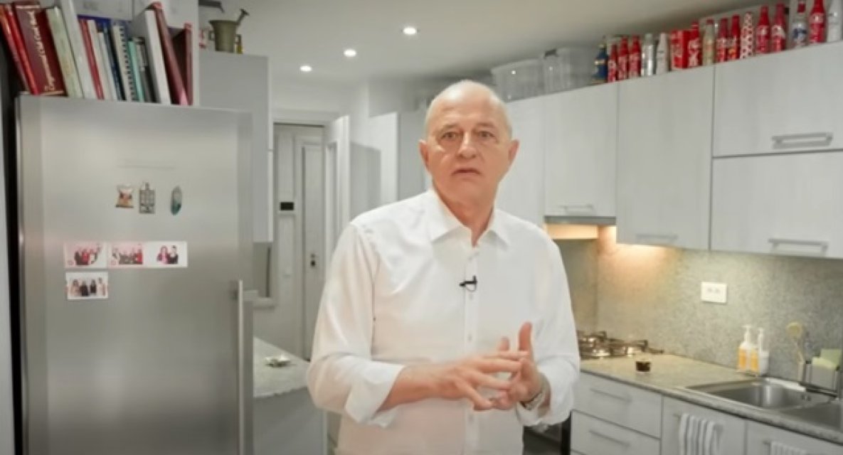 Mircea Geoană locuiește într-un apartament cu grădină și are o colecție de sticle în bucătărie