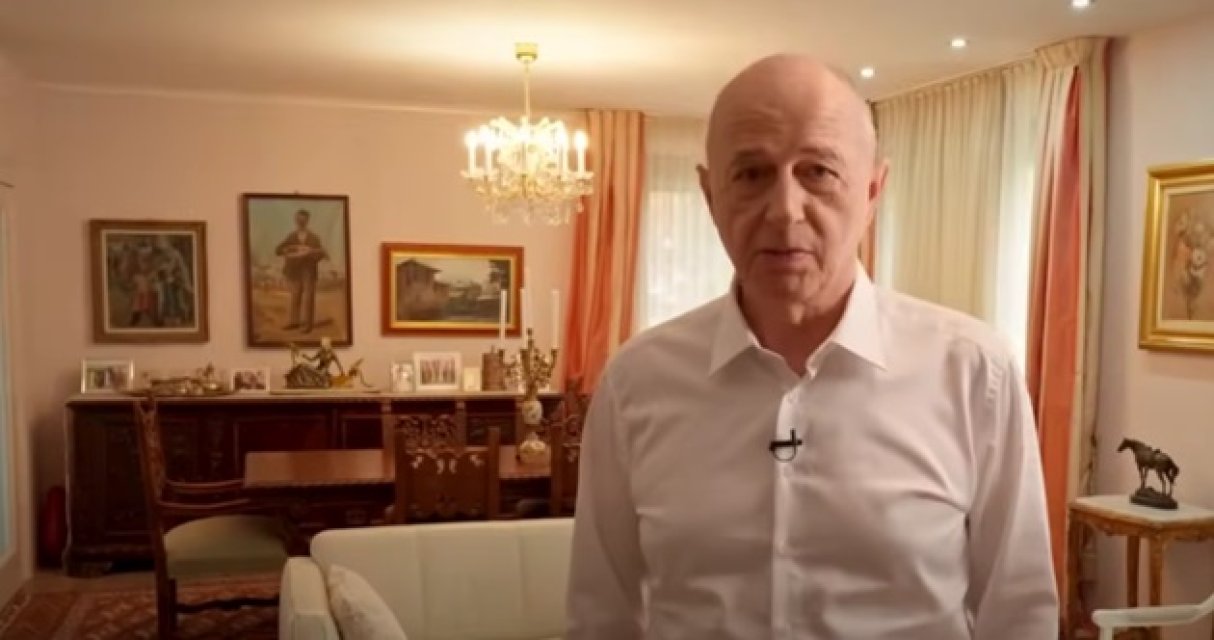 Mircea Geoană locuiește într-un apartament cu grădină și are o sufragerie spațioasă