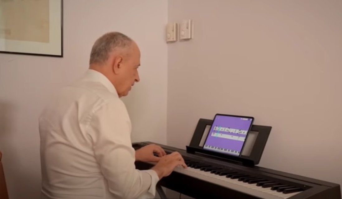 Mircea Geoană locuiește într-un apartament cu grădină și are o orgă în living