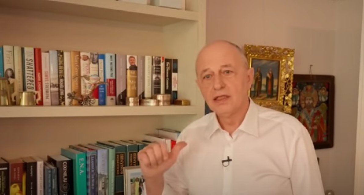 Mircea Geoană locuiește într-un apartament cu grădină și are o bibliotecă generoasă
