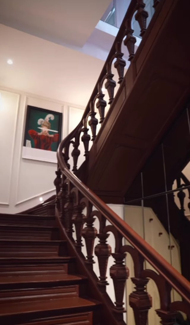 Casa Anei Baniciu are o scară interioară din lemn masiv