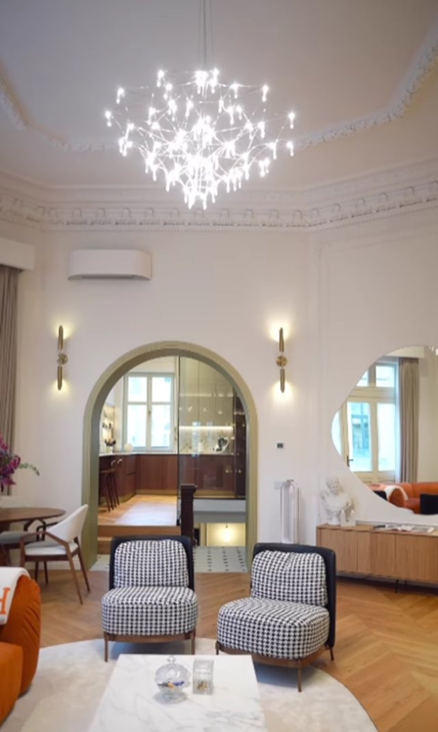 Ana Baniciu și soțul ei au dorit o oglindă asimetrică în livingul casei de 100 de ani